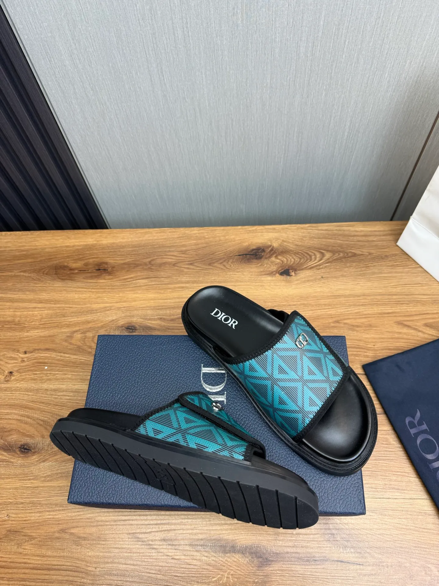 Men's shoes 💰320💰 Dior. Popular slippers hot sale 🔥 Available all year round ✅ Original original material 🩴 SIZE: 38-46 (45.46 non-refundable)